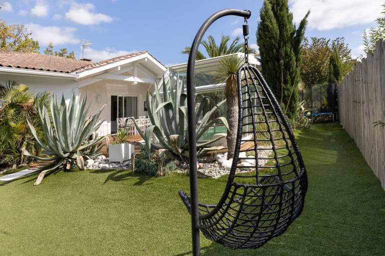 Vacation home with garden, private pool & patio | Garden view — photo 2