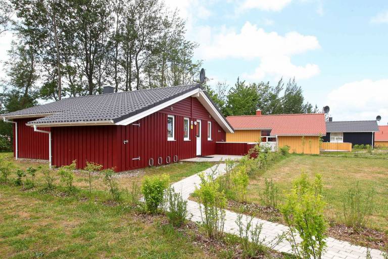 Vacation home with sauna, garden & patio — photo 4
