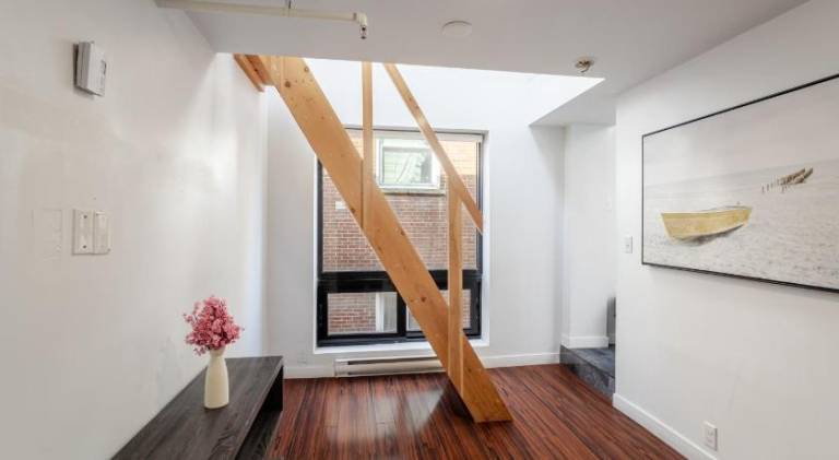 Spacious 1BDR Mezzanine on Bishop Central MTL — photo 2
