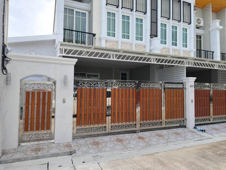 Beautiful house with pool | Good for workation | Pets allowed in Chonburi