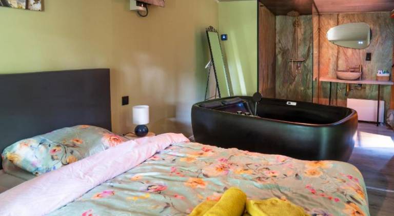 Chalet with hot tub | Pet-friendly — photo 2