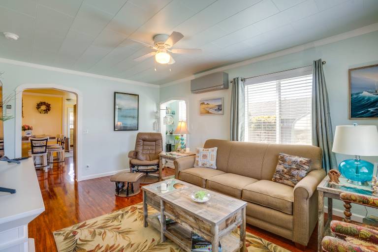 Walk to Gold Beach: Charming Cottage w/ Yard! — photo 4