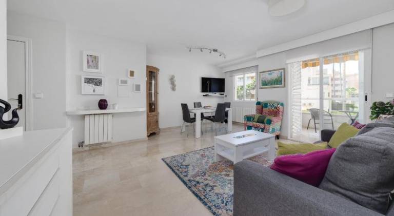 Apartment with pool — photo 2