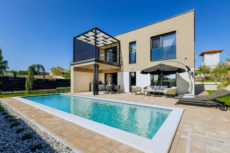 Villa with private pool, patio & yard — photo 3