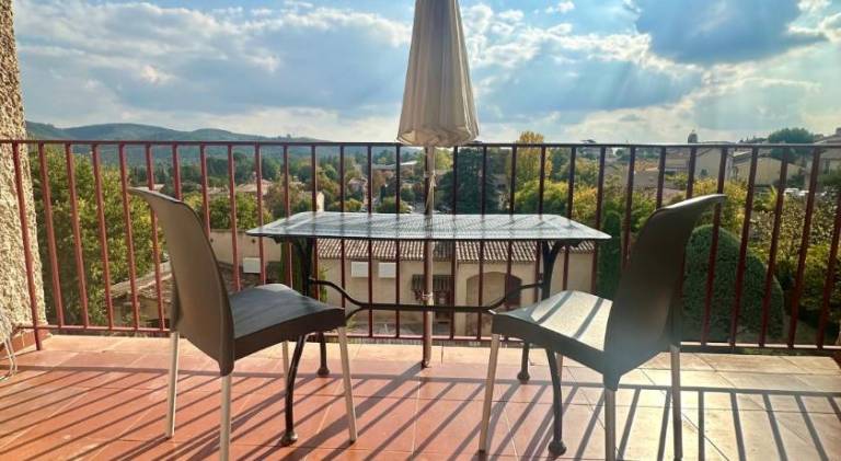 Serviced apartment with pool & patio | Pet-friendly — photo 4
