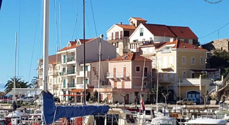 Rental apartment with barbeque & patio in Tucepi