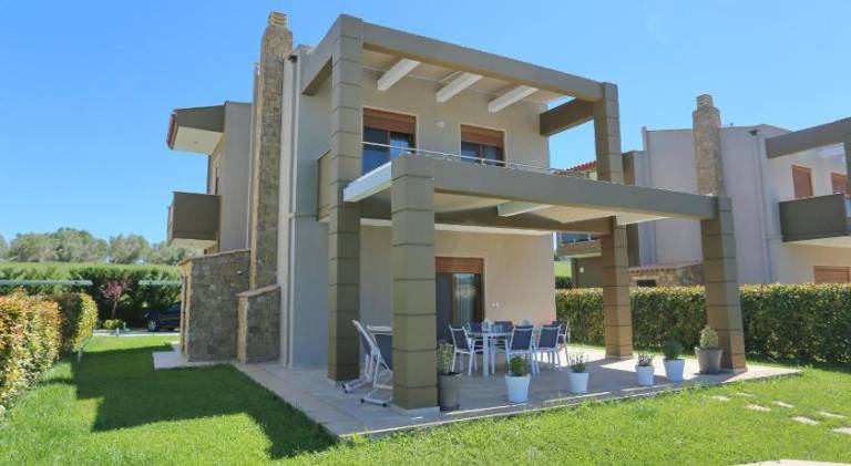 Villa with hot tub, garden & private pool | Pets allowed — photo 4