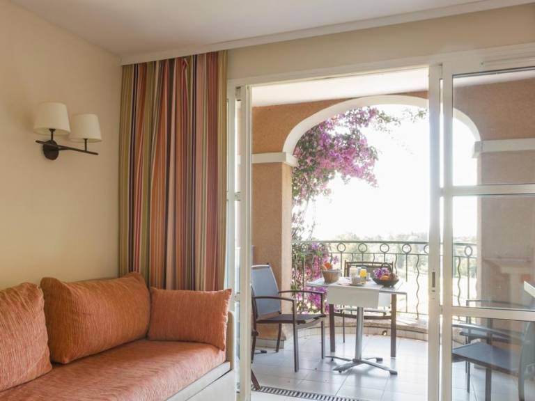 Family-oriented studio with heated pool | Sea view | Pet-friendly — photo 4
