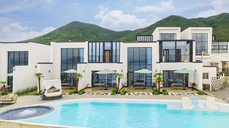 Yeosu Cave Pool Villa