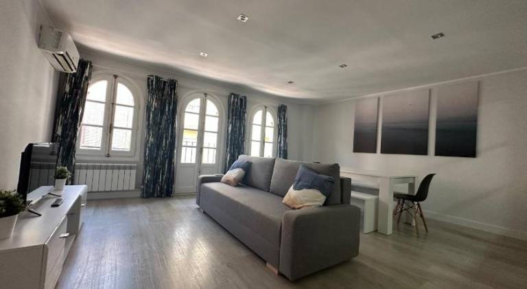 Beautiful rental apartment | Close to Cathedral-Basilica of Our Lady of the Pillar | Pets are welcome — photo 2
