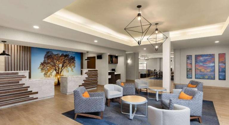 La Quinta Inn & Suites by Wyndham Santa Clarita — photo 3
