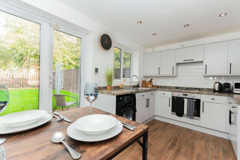 Modern 3 Bedroom Home in Swindon with Parking