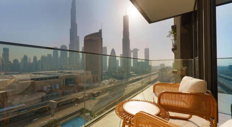 Apartment with yard, private pool & jacuzzi | Next to Burj Khalifa | Pet-friendly — photo 4