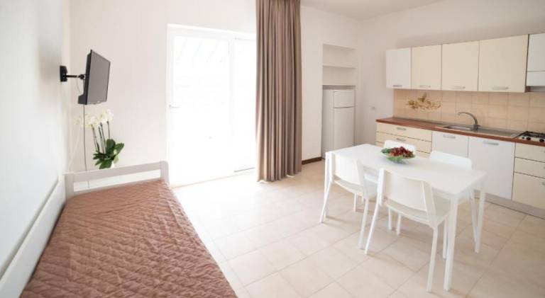 Beautiful serviced apartment with garden, pool & patio | Dogs allowed — photo 5