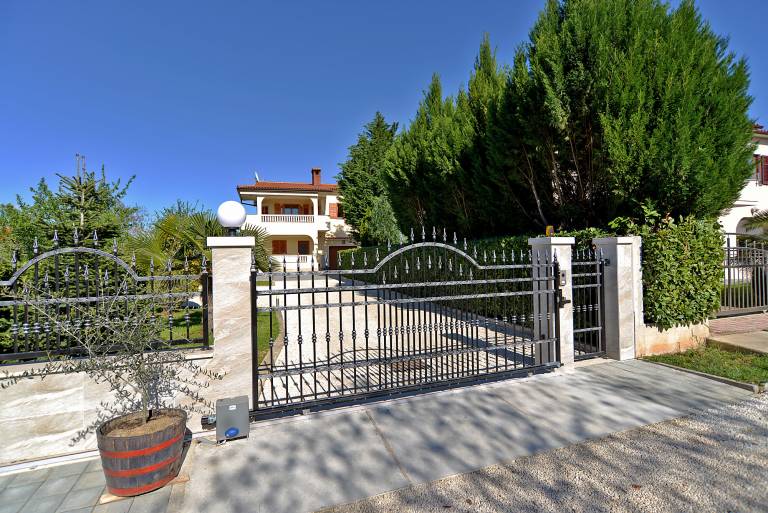 Holiday apartment with patio & barbeque in Pula