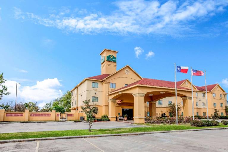 La Quinta Inn & Suites by Wyndham Pasadena — photo 5