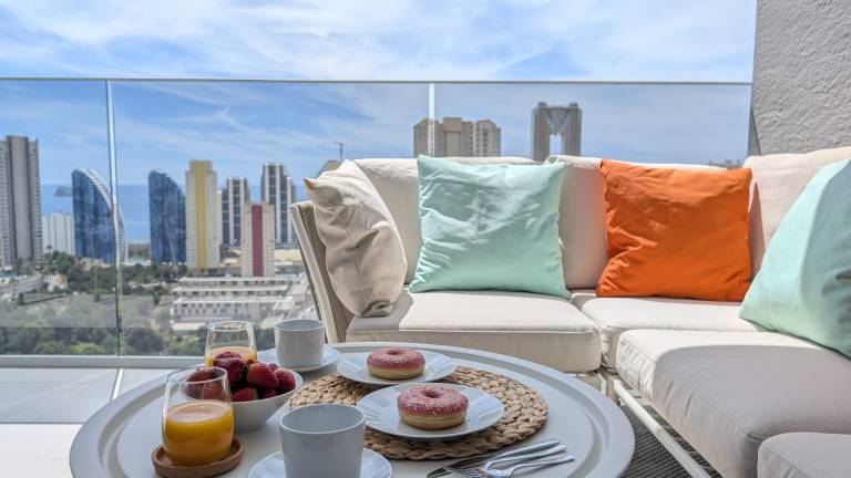 Child-friendly charming apartment with terrace, yard & hot tub | Sea view | Pet-friendly in Benidorm