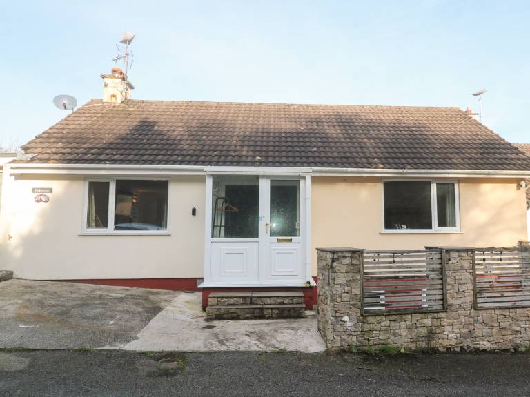 Cottage with garden — photo 2