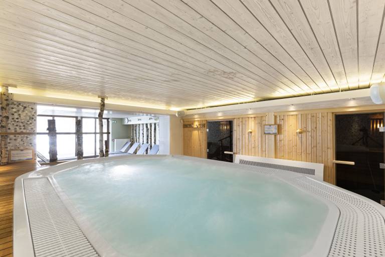Condo with sauna, terrace & heated pool | Mountain view — photo 4