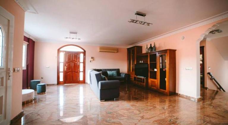 Spacious villa with jacuzzi & pool | Pets allowed — photo 3