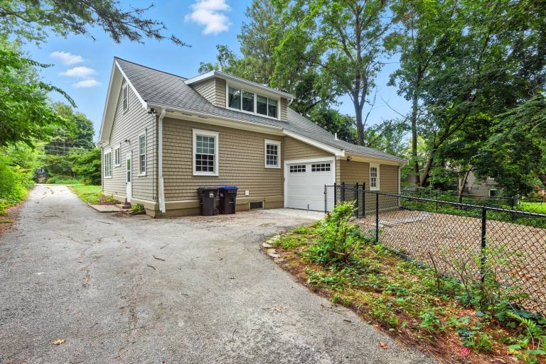 House with yard — photo 5