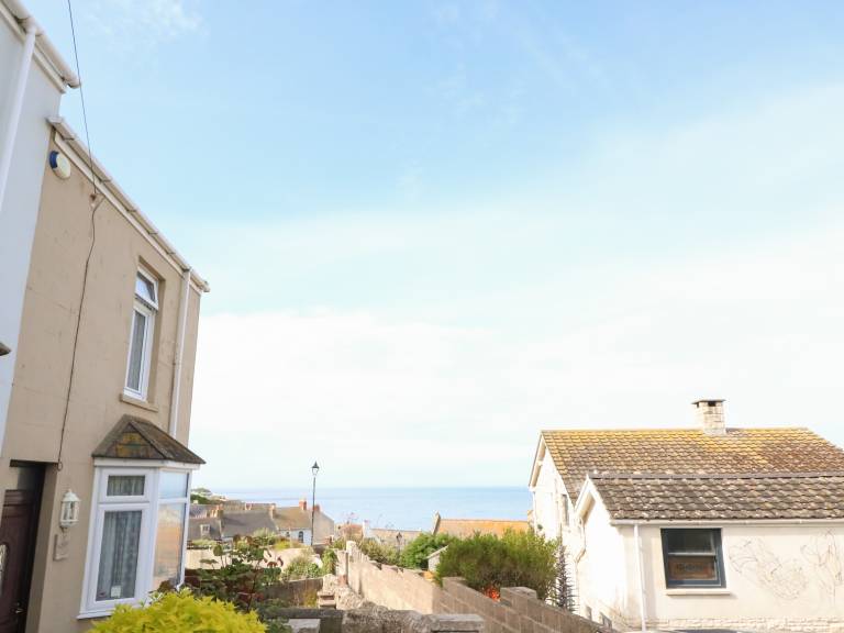 Cottage with yard | Beach view — photo 2