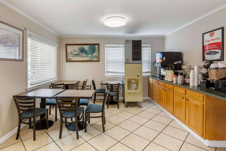 Econo Lodge Sturbridge Route 20 — photo 3