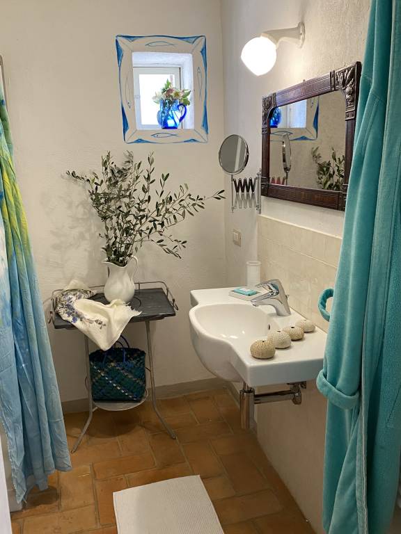 I Re Fenean: 2 RE: RELAX & NATURA, appartamento con romantica camera matrimoniale, luminoso soggiorno con angolo cottura. Balcone -Piscina-Parcheggio- WiFi — photo 2