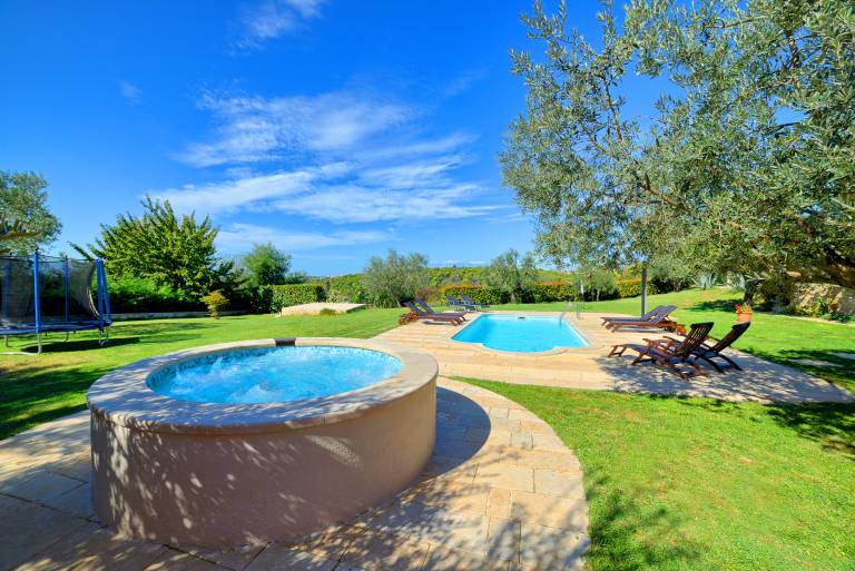 Holiday apartment with terrace, pool & barbecue | Sea view in Medulin