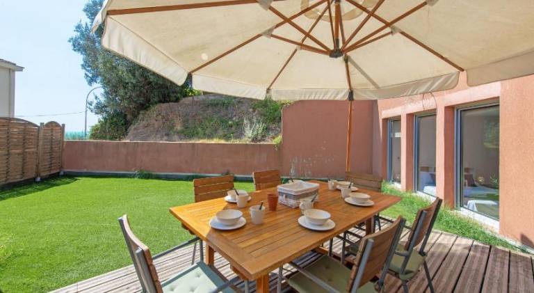 Apartment with terrace & yard — photo 4