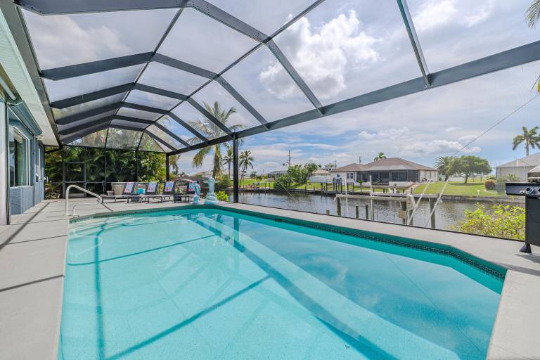 Family-oriented villa with private pool, garden & grill | Water view | Pet-friendly — photo 4
