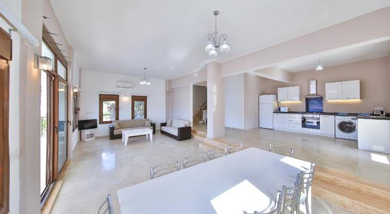 Villa with yard, private pool & barbecue — photo 2