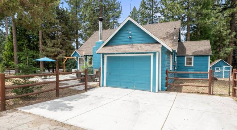Bear Slope View Cabin - Beautiful home located just south of Bear Mountain ski resort! in Big Bear Lake, CA