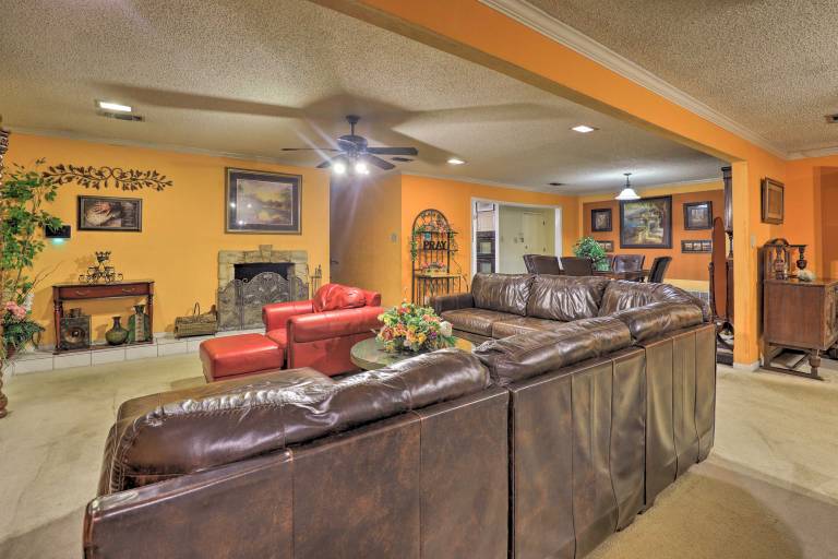9 Mi to AT&T Stadium: Pet-Friendly Escape w/ Deck! — photo 2