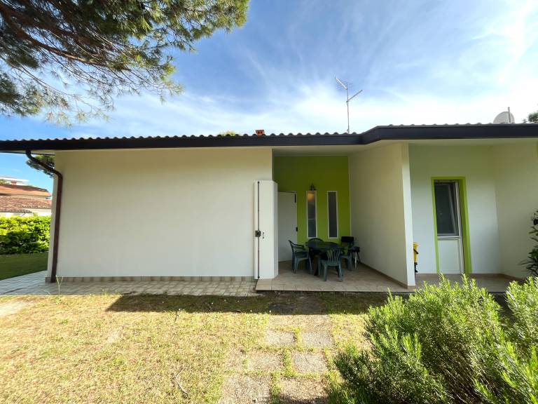 Villa with garden | Garden view — photo 3