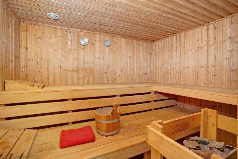 Apartment with sauna & heated pool | Garden view — photo 3