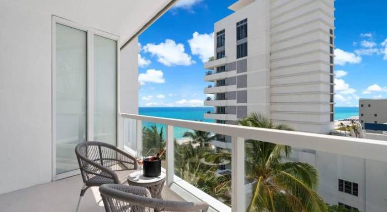 Apartment with pool | Close to the beach | Pets allowed in Miami Beach, FL