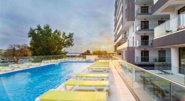 Serviced apartment with pool & patio | Next to the beach | Pet-friendly — photo 4