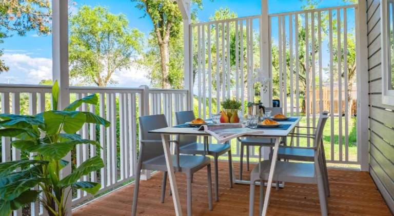 Serviced apartment with garden & pool in Grado
