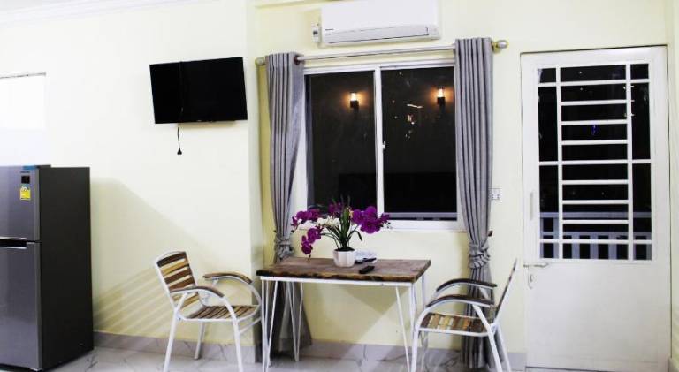 Apartment with patio | Next to Tuol Sleng Genocide Museum | Pet-friendly — photo 2