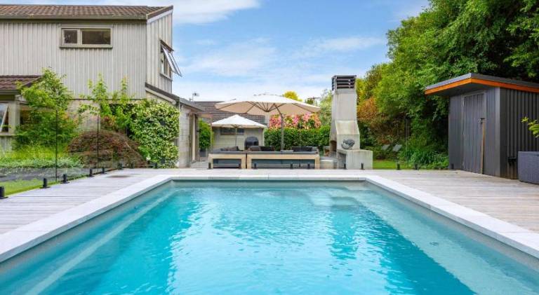 Vacation home with hot tub & pool — photo 5