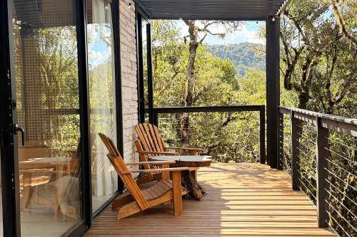 Lodge with hot tub — photo 3