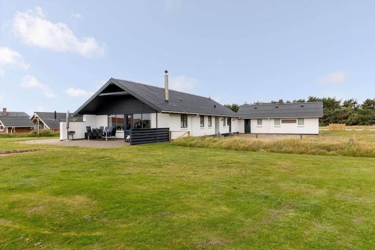 House with sauna, barbeque & hot tub in Harboore