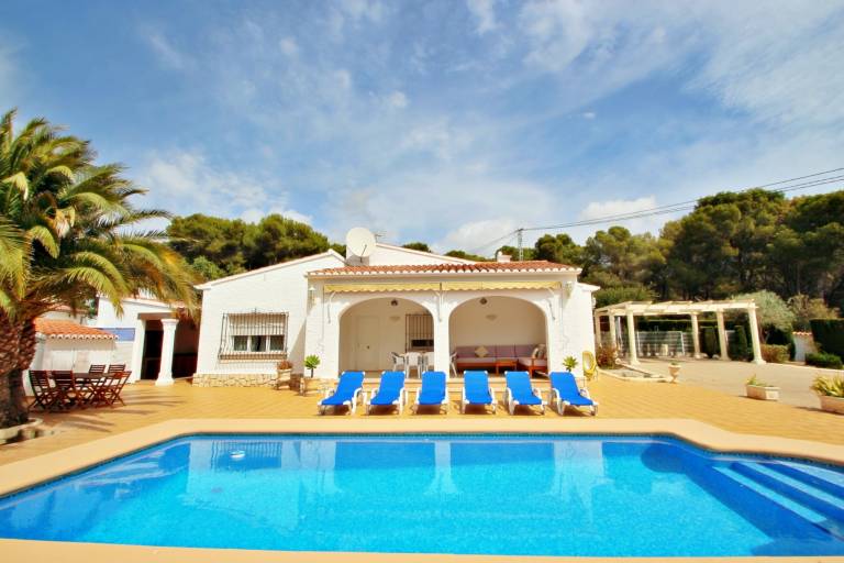Villa with garden, patio & private pool | Mountain view in Alicante