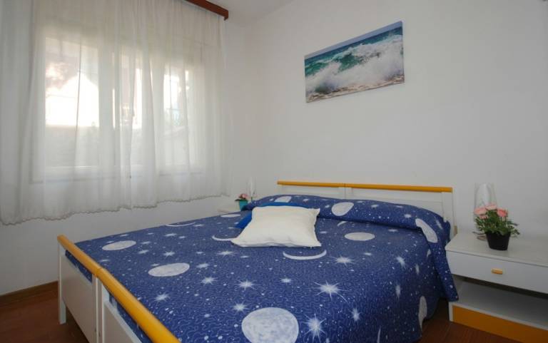 Villa with yard | Garden view — photo 2