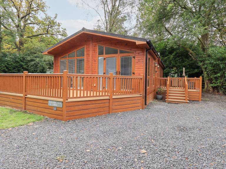 Cottage with jacuzzi, patio & garden | Beach view in Windermere