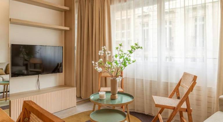 Apartment with 1 room for 4 persons in Puteaux