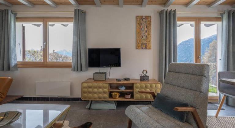 Charming chalet with jacuzzi | Pets allowed — photo 2