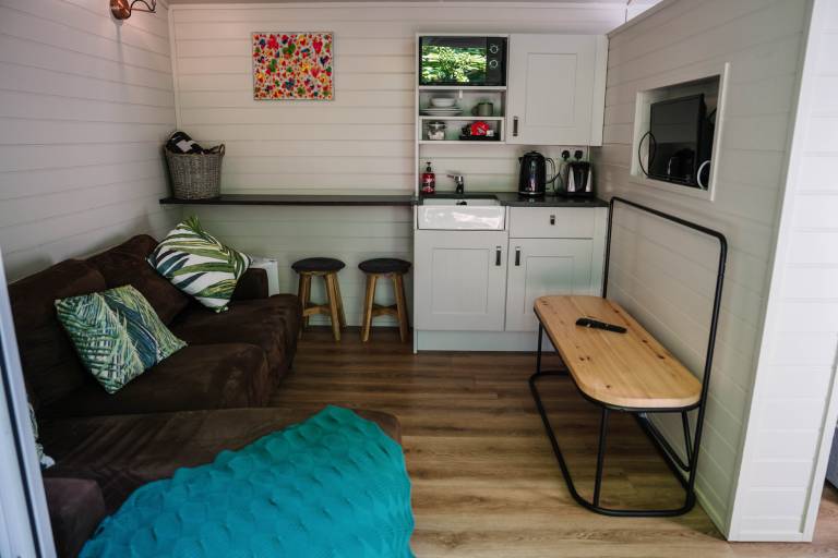 Children-friendly charming cottage with yard & hot tub | Pets allowed — photo 5