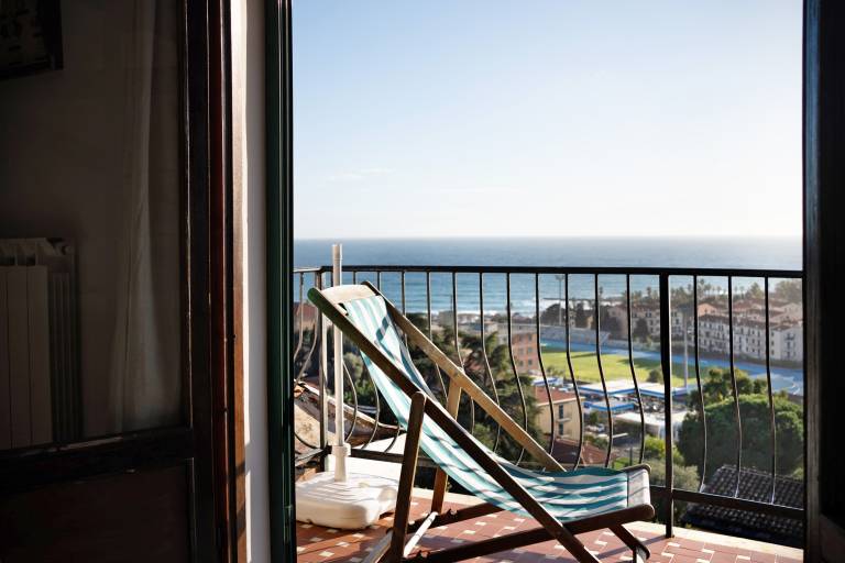 Fully equipped beautiful rental apartment with fast internet & patio | Sea view | Suitable for remote work | Pets are welcome — photo 3